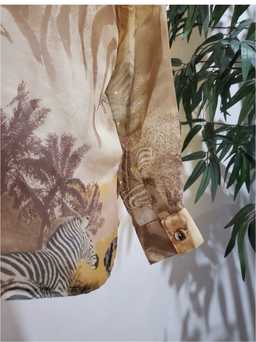 Vintage 80’s Women’s Beige Suns Sets Safari Print Button-Up Blouse - Picture 7 of 10